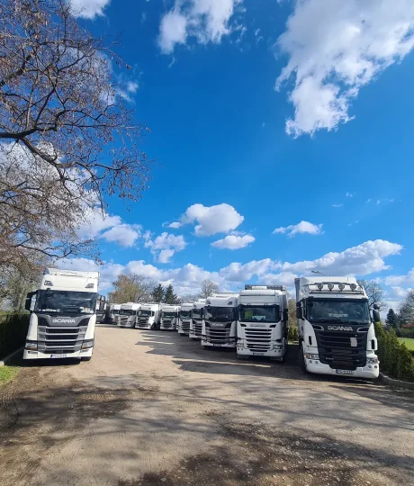 Flota WAAN Transport na placu firmowym