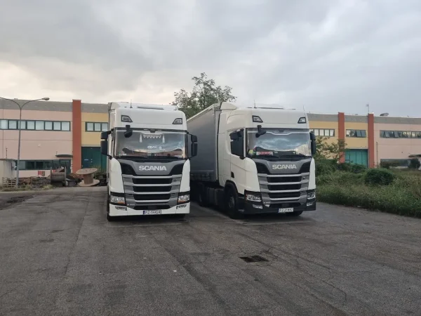 Dwa zestawy WAAN Transport z naczepami kurtynowymi na placu