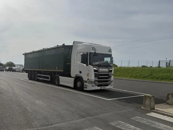 Zestaw WAAN Transport z naczepą do przewozu materiałów sypkich