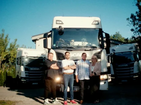 Das Team von WAAN Transport vor den Lkw